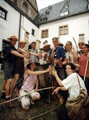 Schüler im Kreuzhof des Museums